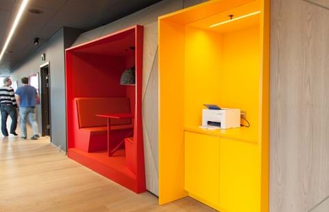 Power office_16, opklæbning af filt på væg